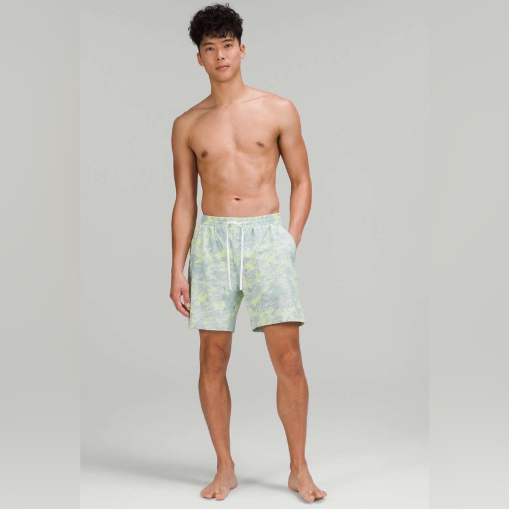 Lululemon Pool Short 7"
Flower Glide Mini True Navy Multi